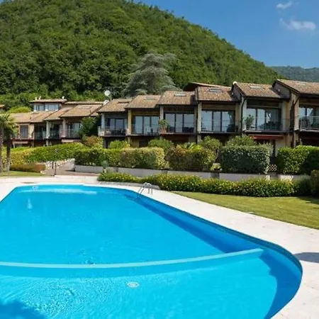 Villa Red With Shared Pool And Private Garden Is The New Black On Garda Roe