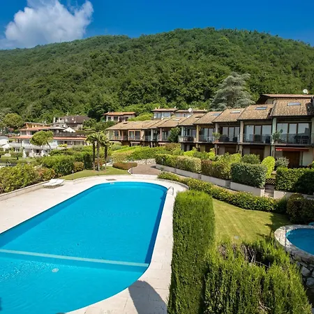 Red With Shared Pool And Private Garden Is The New Black On Garda * Roe