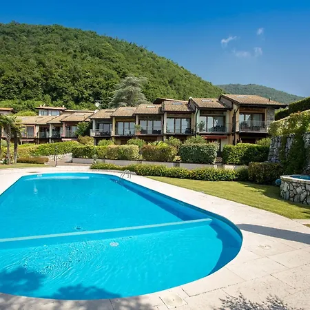 Villa Red With Shared Pool And Private Garden Is The New Black On Garda *