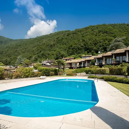Red With Shared Pool And Private Garden Is The New Black On Garda * Roe