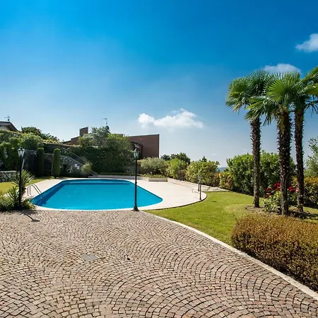 Villa Red With Shared Pool And Private Garden Is The New Black On Garda