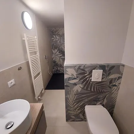 شقة Terraced House With Private Garden